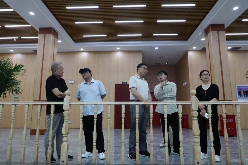 工信部產(chǎn)業(yè)政策與法規(guī)司原巡視員、先進(jìn)制造商學(xué)院總裁四班班主任辛仁周一行到順成集團(tuán)走訪